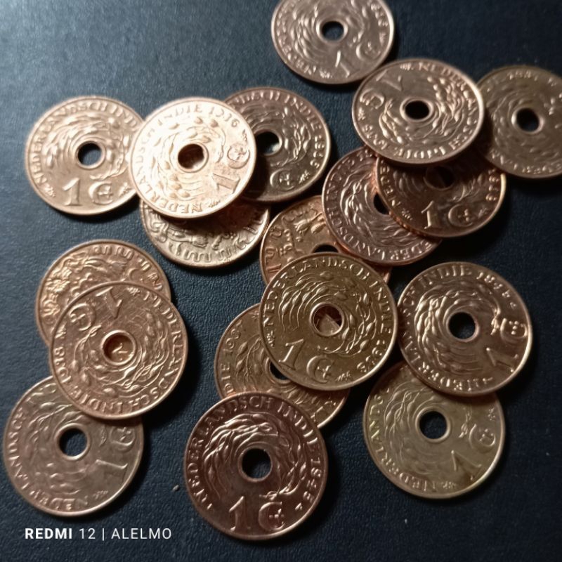 uang koin kuno 1 sen bolong lubang tembaga era tahun 1940an bekas detail cling