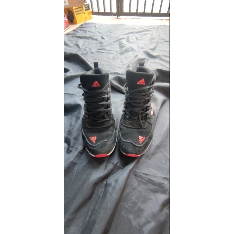 sepatu mid hitam ultraboost