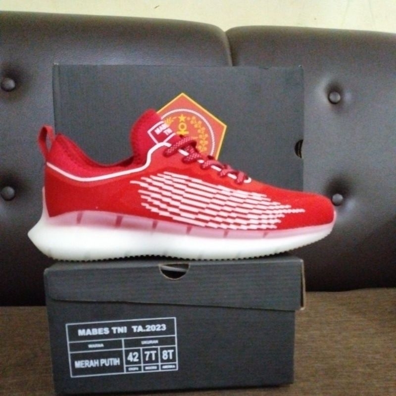 sepatu olahraga mabes TNI terbaru, merah putih