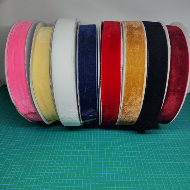 

PITA VELVET / LEBAR:2.5CM ( ISI:20YARD )
