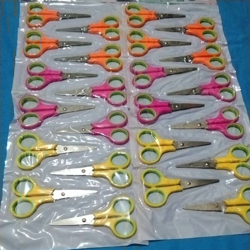 

gunting rencangan isi 12 pcs 04 inch stainless steel warna cerah cerah