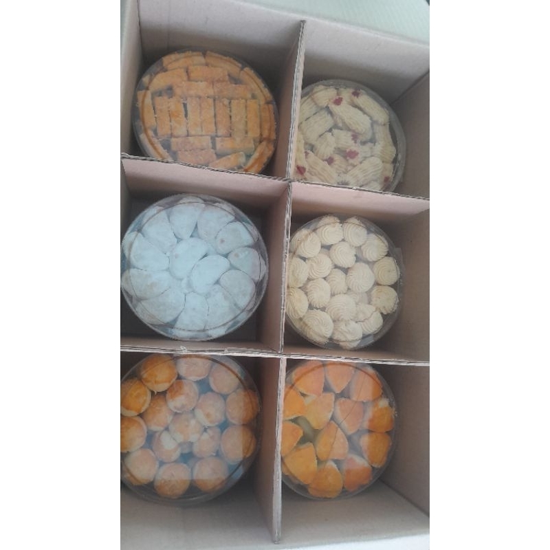 

Kue nastar, kue semprit , kue sagu keju, kue putri salju, kue coklat almon