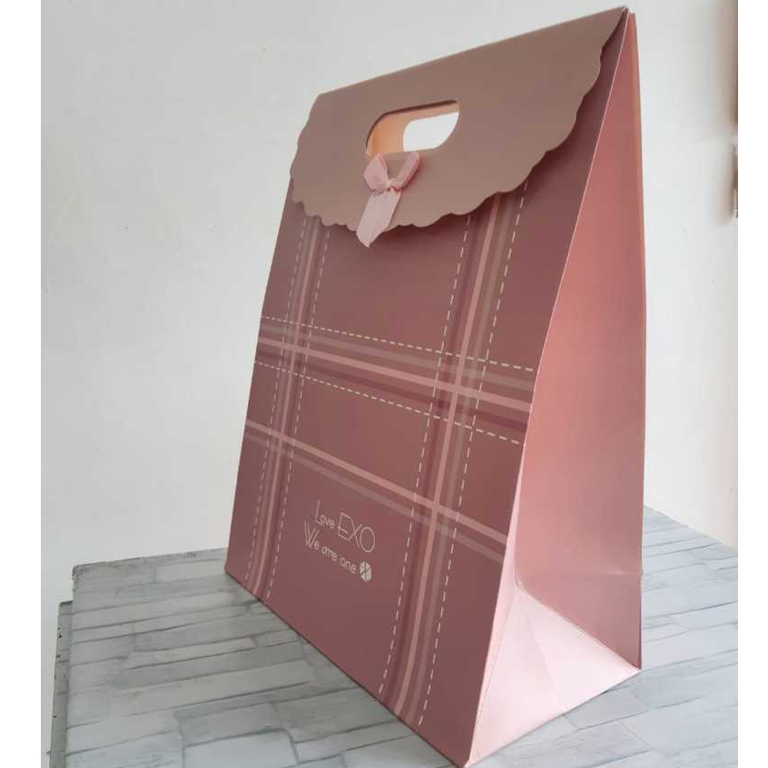 

Paper Bag pita tutup sedang ukuran [27x15x35] vertikal motif