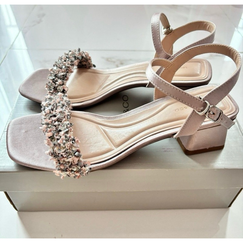 LIKE NEW URBAN & CO HEELS SHOES