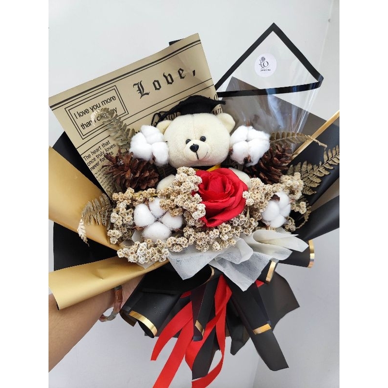 buket boneka wisuda aesthetic dengan bunga kering dan mawar artificial, bucket boneka profesi, tni a