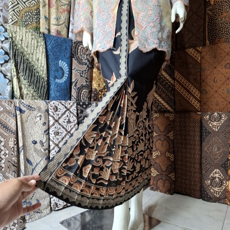 Kain Batik Kemeja dan Rok Wiru Motif Burung Bangau Flamingo Hitam Biru Bawahan Kebaya Pesta Pernikah