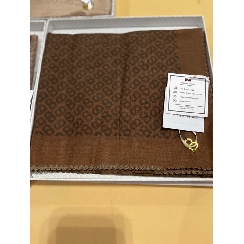 RUST The Tapis Square Buttonscarves new n ready