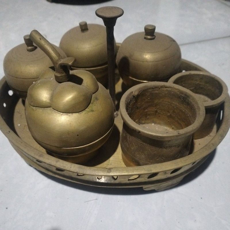 Kuningan antik dengan motif cupu manggis dan polos dengan talam pagar berkaki khas luar jawa