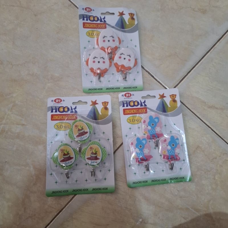 Gantungan dinding tembok tempelan cantolan karakter bebas paku