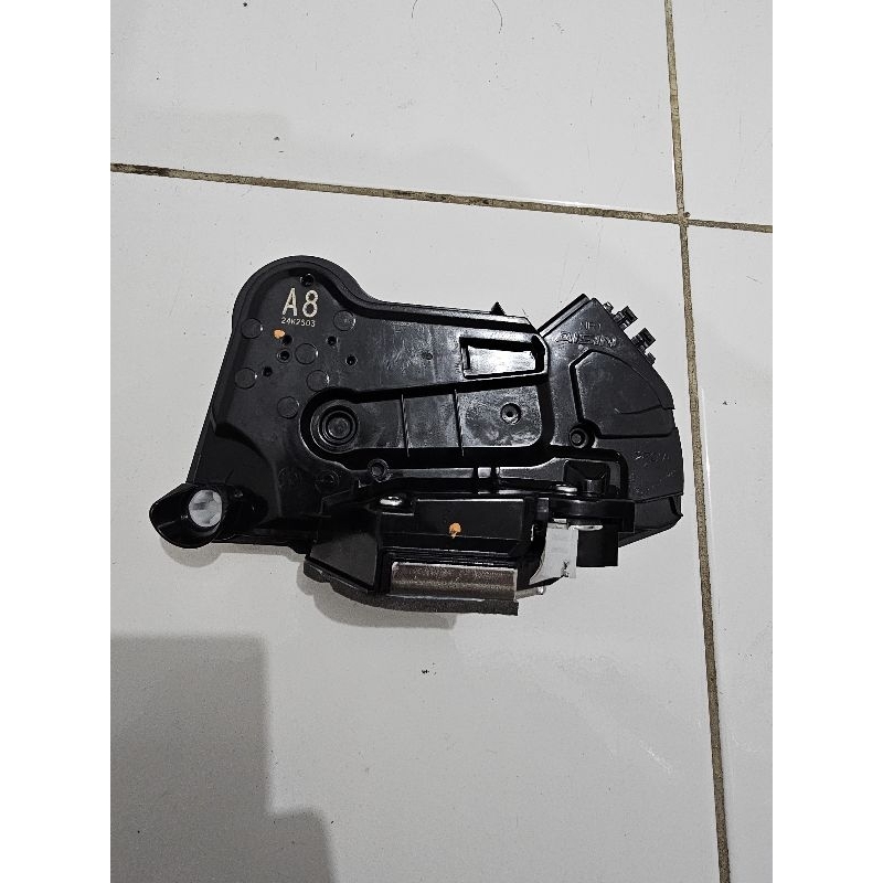 door lock pintu depan kanan RH mobil innova reborn original