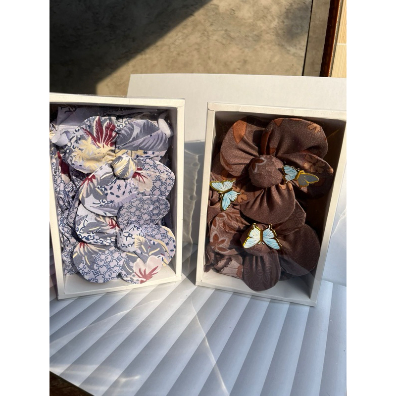

BOX HAMPERS HIJAB/KADO HARI IBU/KADO TEMAN/KADO WISUDA