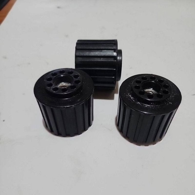 kaki kulkas polytron drat dalem tinggi3cm lebar bawah3,,5cm ori