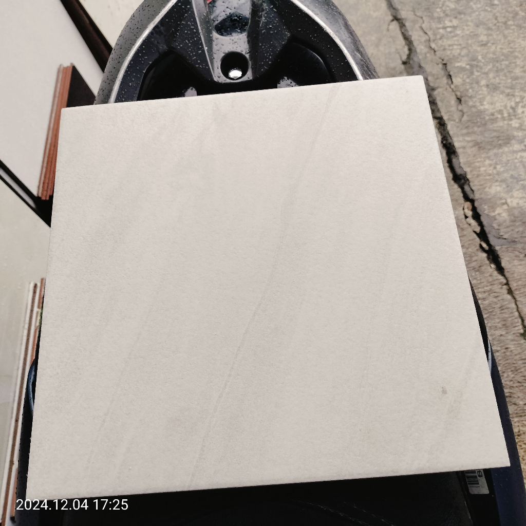 KERAMIK LANTAI KAMAR MANDI KASAR 30X30 BRAGA WHITE KW1