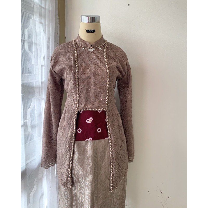 (Hanya sewa) sewa kebaya murah /sewa kebaya Cirebon/ sewa kebaya wisuda/ sewa kebaya kondangan / sew