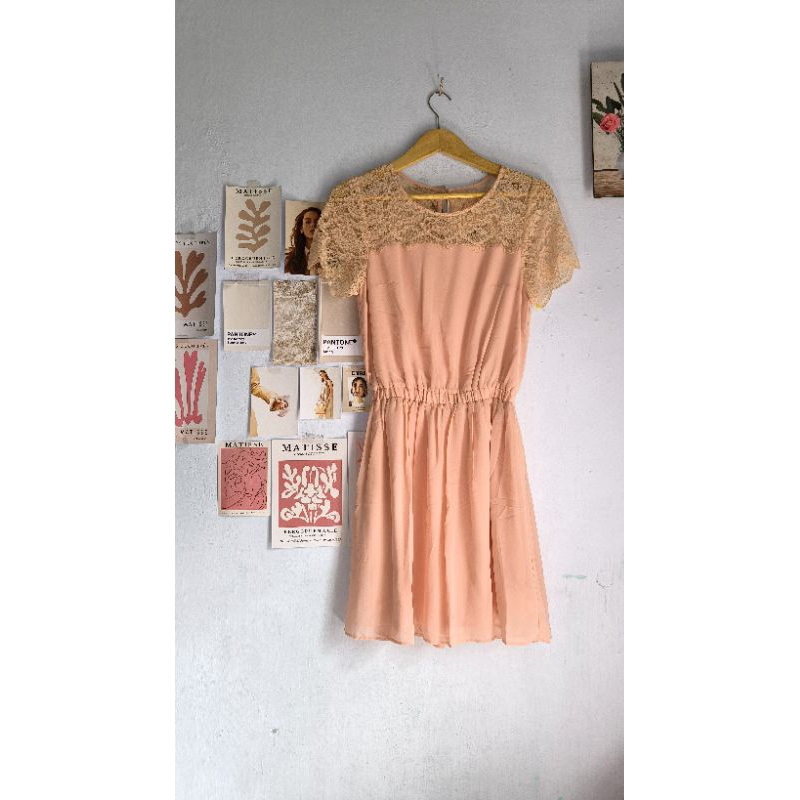 Dress pesta brukat peach cantik brand Rope Picnic