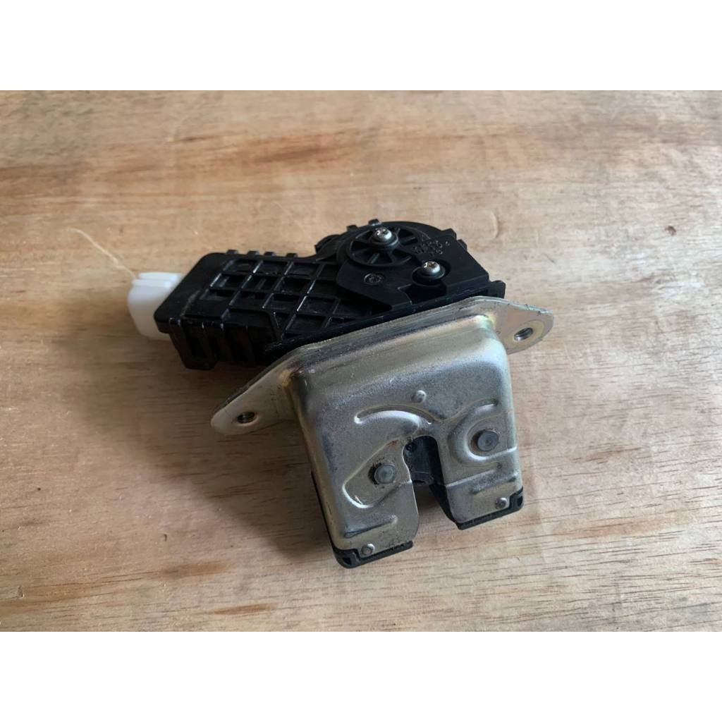 Doorlock door lock dorlock kuncian Bagasi pintu belakang Avanza Veloz Xenia 2022 original