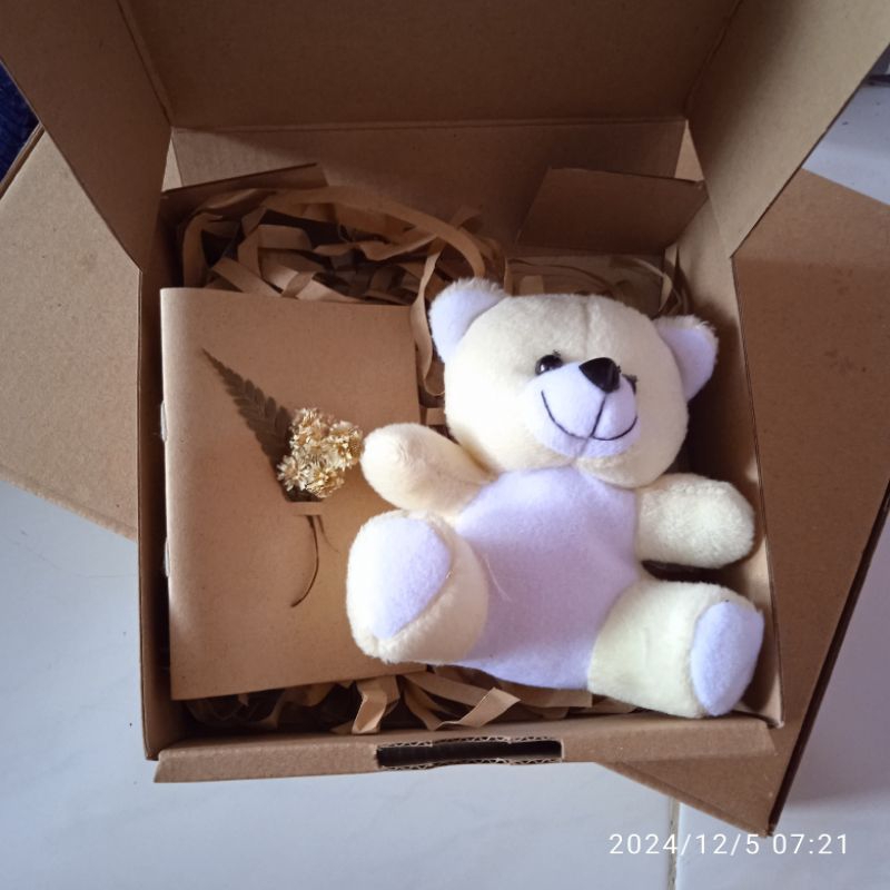 

Sparepart.craft GRATIS CUSTOM SELEMPANG - Set gift box kado boneka - Set hampers cewek - sek kado ulang tahun - set boneka dan mini notebook - graduation anniversary teddy - birthday gift aesthetic