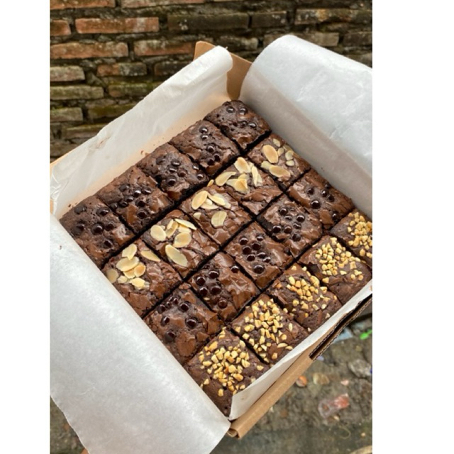 

FUDGY BROWNIES SHINY CRUST POTONG BERBAGAI TOPING uk 20x20