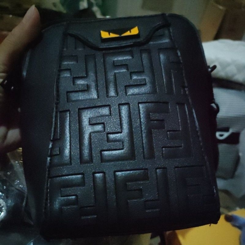 Tas Selempang Hitam Geometris {Fendoy,LV,GG)