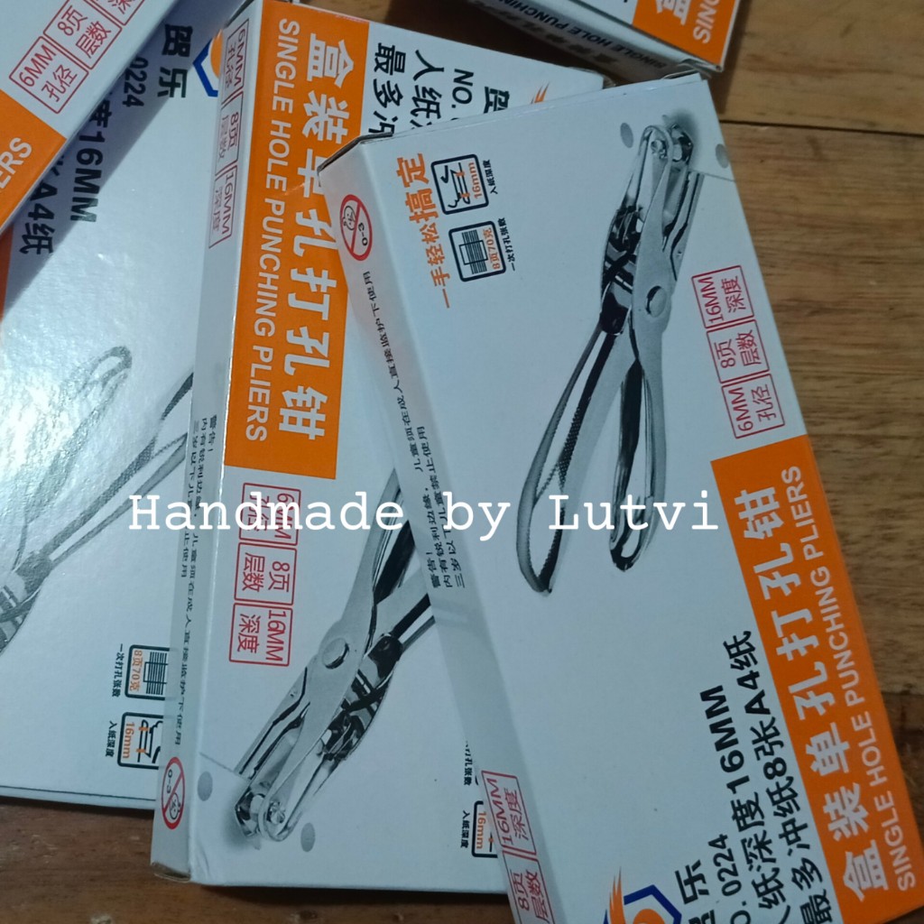 

1 buah pelubang shrink paper ukuran 6 mm | single hole punching pliers | bahan kerajinan shrink paper | perlengkapan gantungan kunci shrink paper | bahan craft | bahan craft Samarinda | Handmade by Lutvi