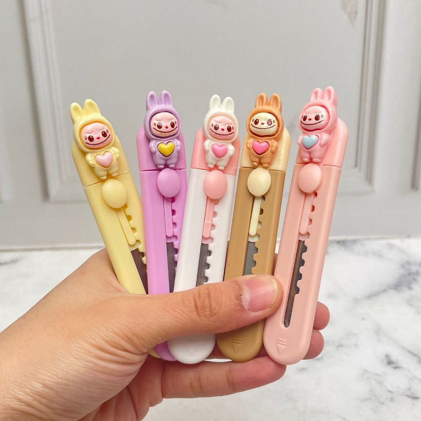 

Cutter Mini Panjang LABUBU Super Cute Lucu Ready 5 Variant Warna / Cutter Kertas Model LABUBU Ukuran Kecil Panjang Bahan Plastik dan Besi Awet Stationary Fancy Kekinian Bisa Grosir dan COD Harga Termurah
