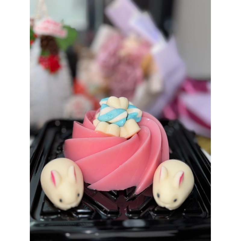 

twis pudding with bunny