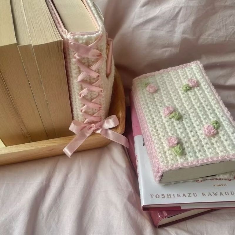

Tulip Book Sleeve by syndeisy | Crochet Book Cover