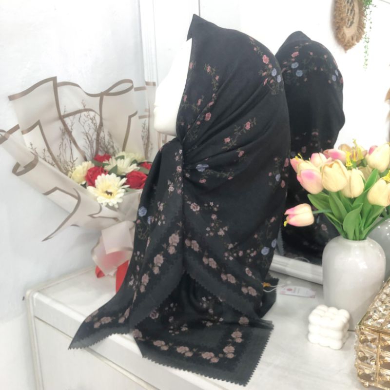 Hijab segiempat motif - hitam bunga