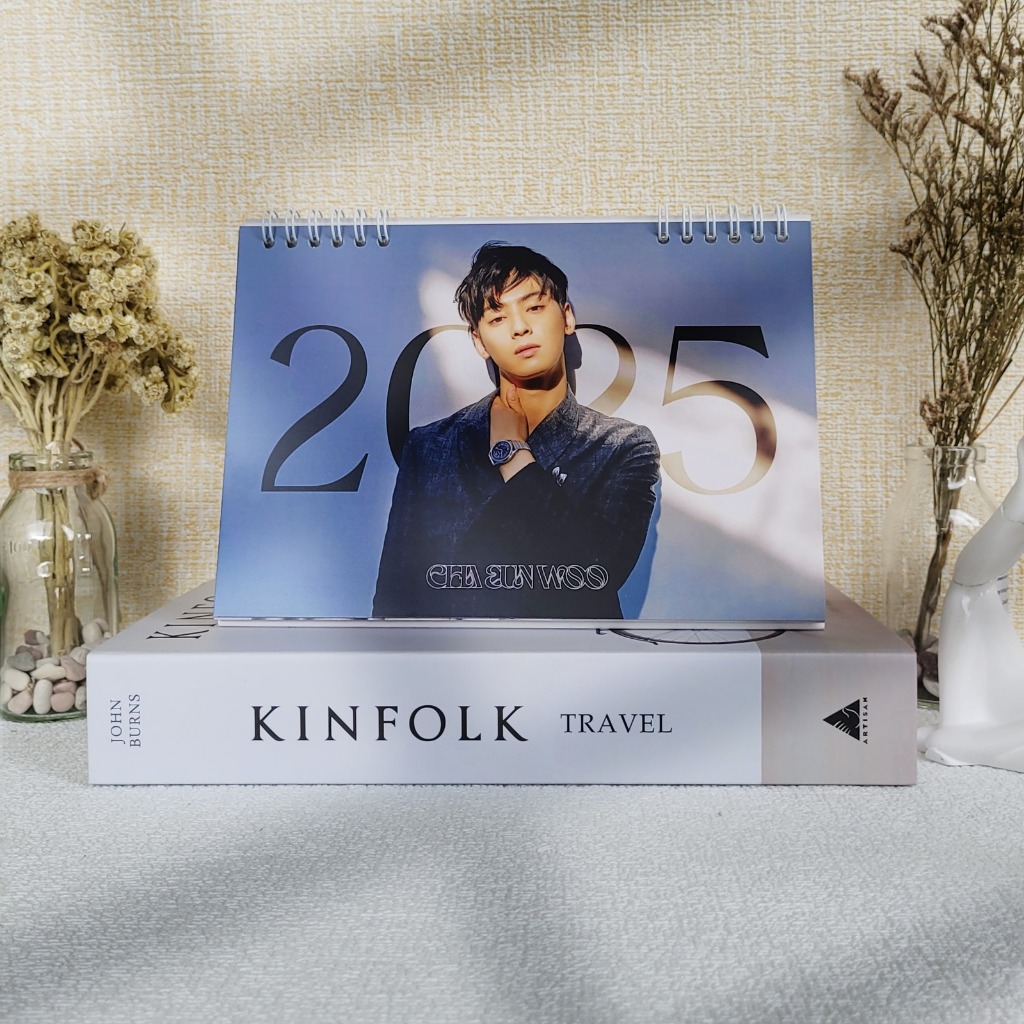 

KALENDER 2025 CHA EUN WOO 13 LEMBAR