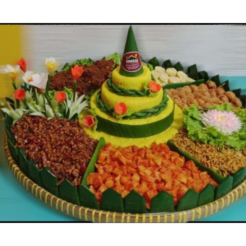 

Nasi tumpeng nasi kuning untuk 5 orang