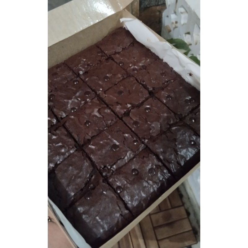 

Fudgy Brownies size 20x20 toping chocochips