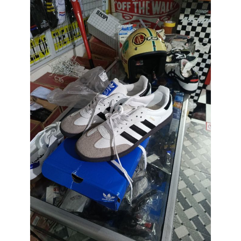 Adidas Sepatu Putih dengan Kotak Hadiah Hitam