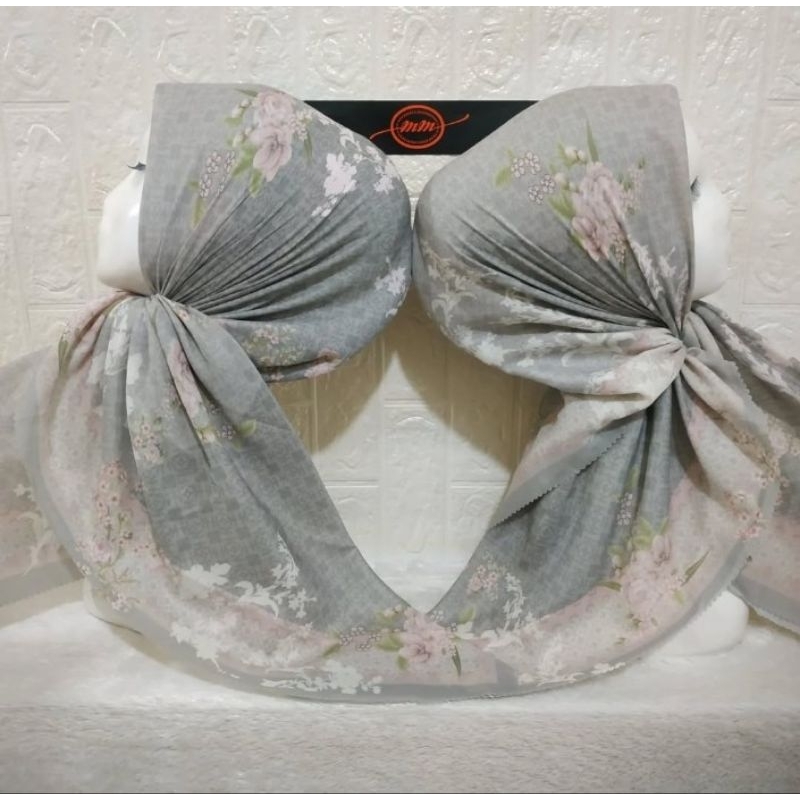 HIJAB SEGI EMPAT VOAL MOTIF BUNGA HIJAU PASTEL