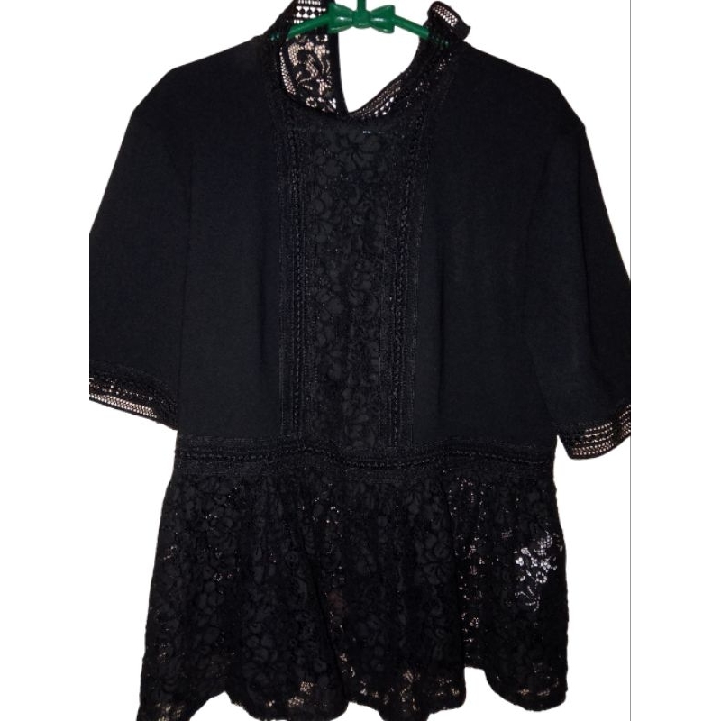 Blus Hitam dengan Renda Bordir