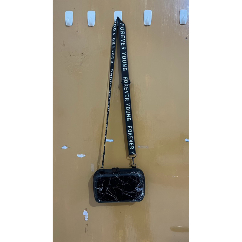 PRELOVED BLACK SLING BAG FOREVER YOUNG/TAS SLEMPANG HITAM FOREVER YOUNG