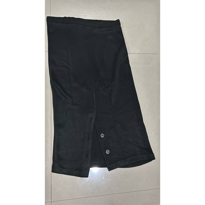rok panjang hitam bagian bawah ada 2 kancing (polos)