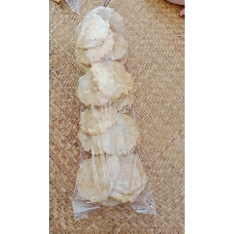 

kemplang panggang terbuat dari ikan ukuran besar