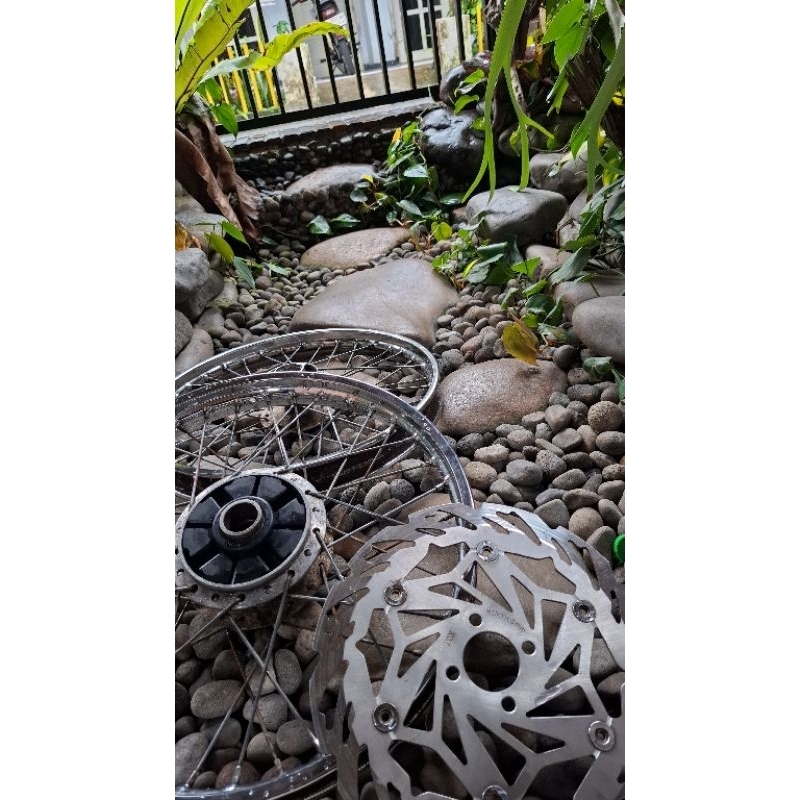 Velg fu 1setPiringan masih tebal
Tinggal pasang

Bekas copotan , orange ganti velg racing
250rb