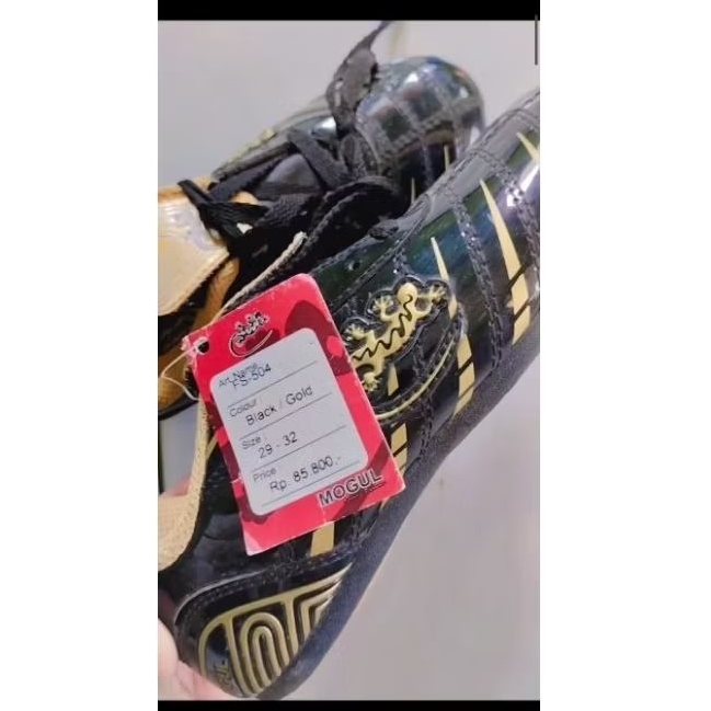 cuci gudang sepatu bola anak