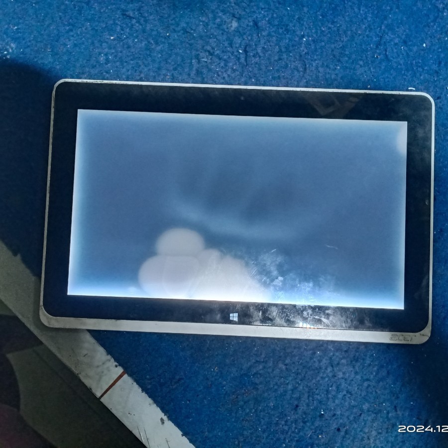 tablet acer iconia W511 mesin nyala lcd bleng putih gk ada tampilan batre masih nyimpan jual apa ada