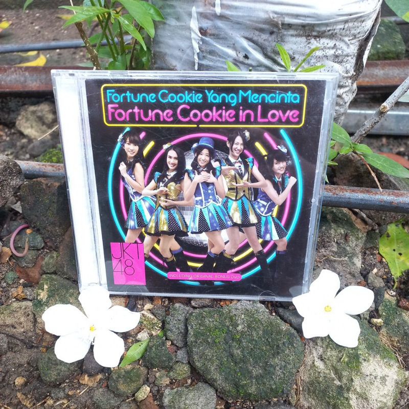 cd JKT48 Fortune Cookie Yang Mencinta - in Love