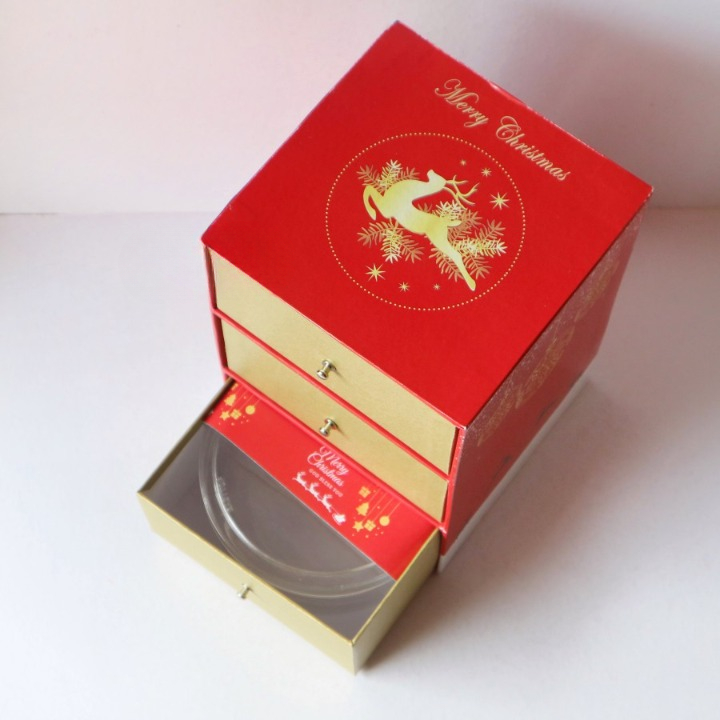 

Hampers Box Christmas Laci 3 Tingkat Bahan Board Tebal Ukuran 16 x 16 x 25 cm Termasuk List Toples
