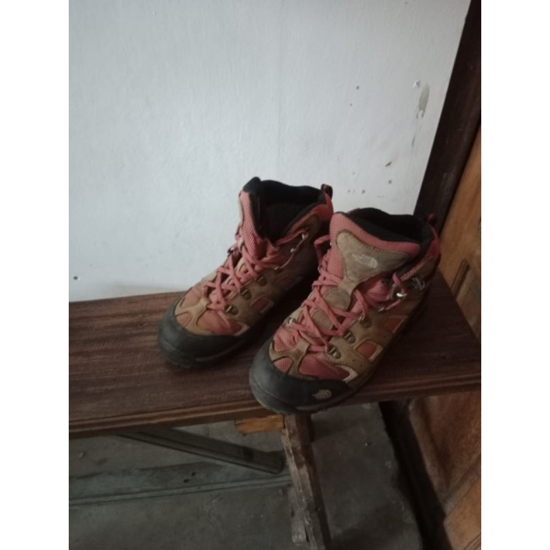 SEPATU GUNUNG TNF