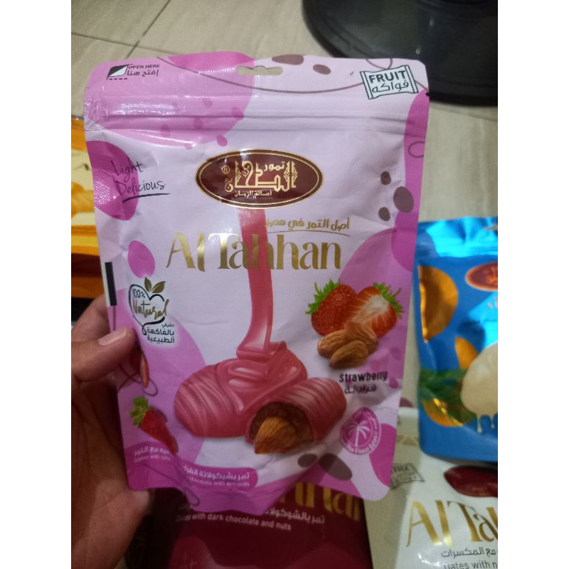 

Al Ta'han Knalpot Cokelat Hitam dan Rendah dengan Strawberry