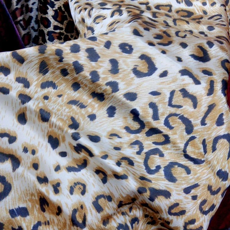 kain satin motif leopard - kain satin Velvet premium - kain satin motif - alt