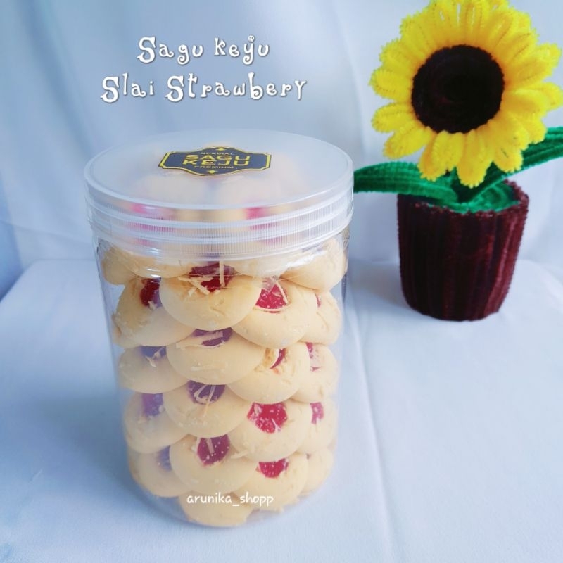 

Kue Kering SaVana Sagu Keju Slai Strawberry Butter Cookies Hampers Bingkisan Lebaran - Toples Food Cemilan Susu Manis Snack Nastar