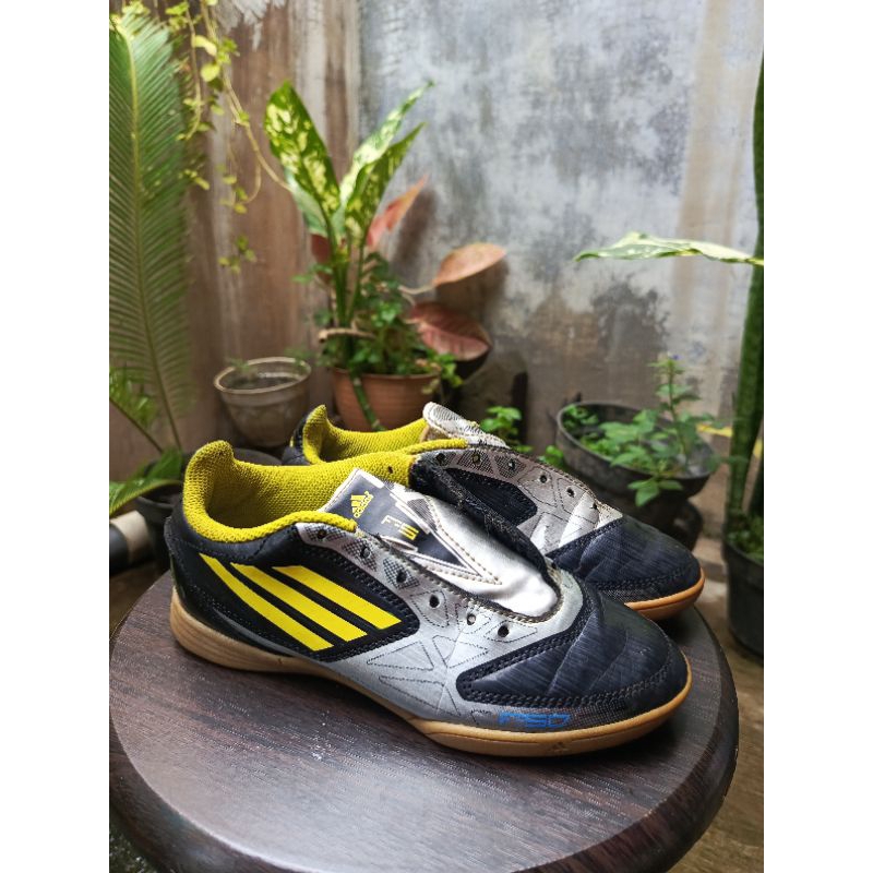 Sepatu futsal anak adidas F50