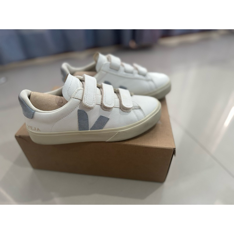 VEJA Sepatu Sneakers Putih