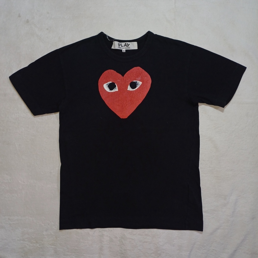 KAOS CDG PLAY ( COMME DES GARCONS ) ORIGINAL BIG LOGO, SIZE M (SECOND BRANDED) HITAM, PT29