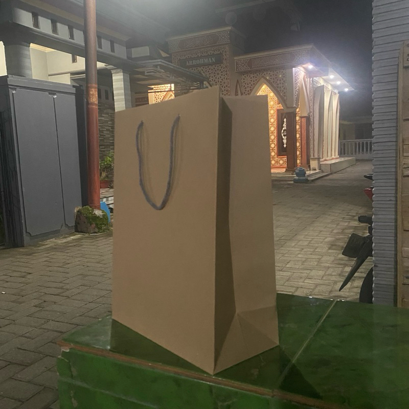 

Paperbag Polos Coklat Ukuran 23x12x30 (Paket 12pcs) |Tas Kado |Tas Souvenir